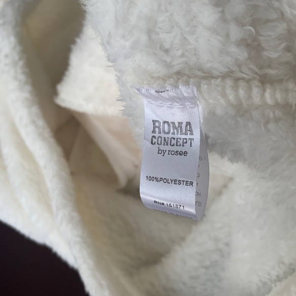 Roma Concept soft fuzzy sweater size Small - Picture 7 of 8